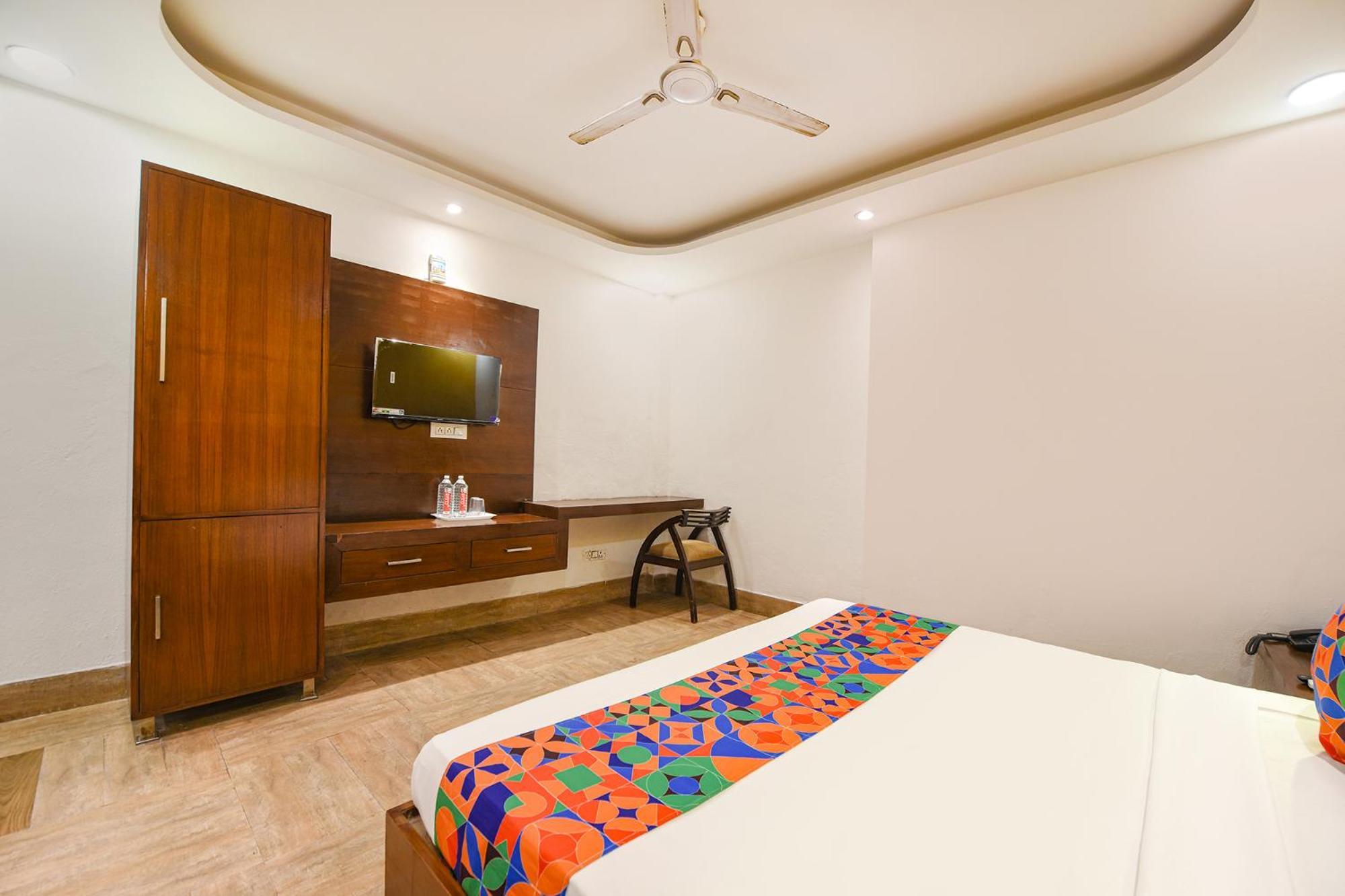 Fabhotel Under Bridge New Delhi Exterior photo