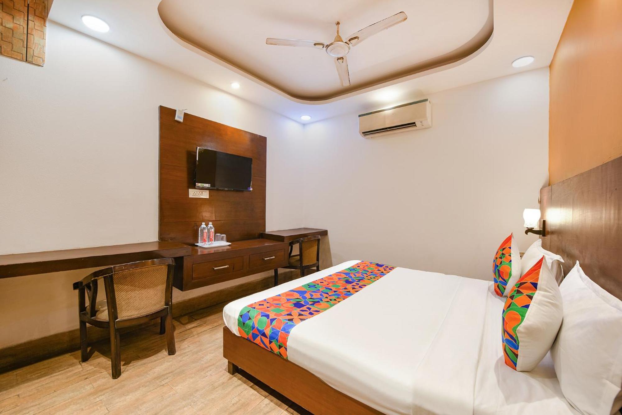 Fabhotel Under Bridge New Delhi Exterior photo